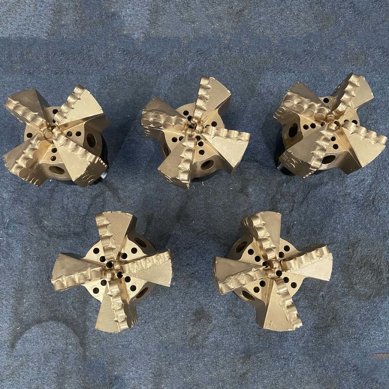 Bits de traction d'acier personnalisables pour le forage de formation moyenne/dure avec alliage avancé
