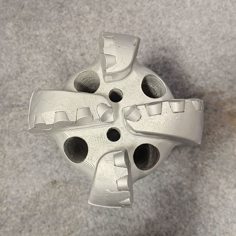 Trépans PDC en acier au carbure avec conception à cutter fixe et 146 mm - 4 lames pour le forage de puits d'eau