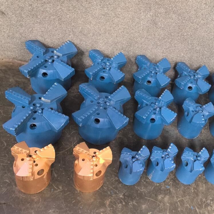 Fabrique chinoise personnalisée de haute qualité type PDC Drag Bit Pour le forage de puits d'eau de la mine de charbon