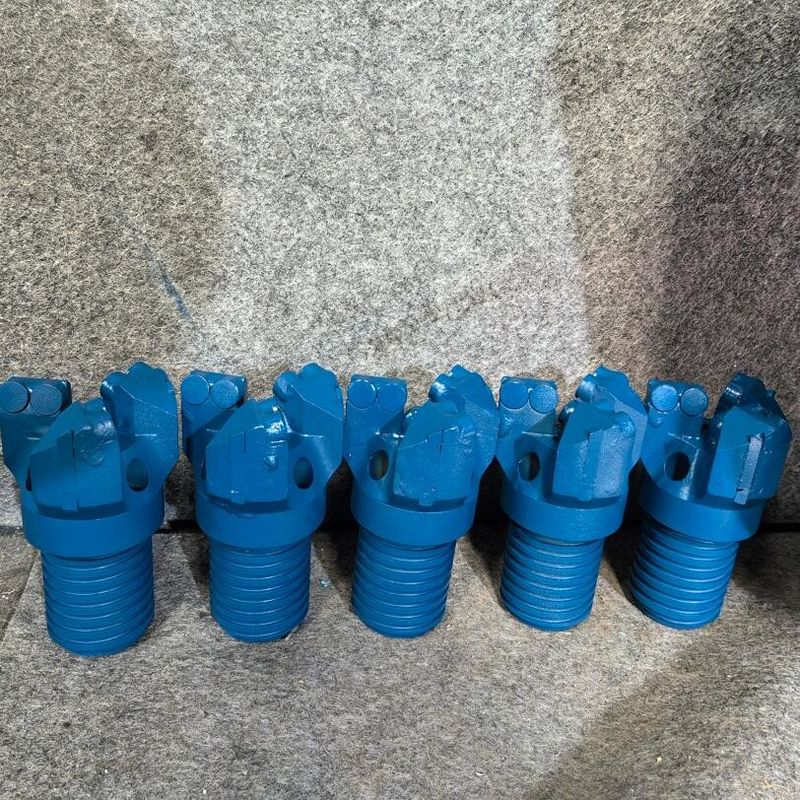 Fabrique chinoise personnalisée de haute qualité type PDC Drag Bit Pour le forage de puits d'eau de la mine de charbon
