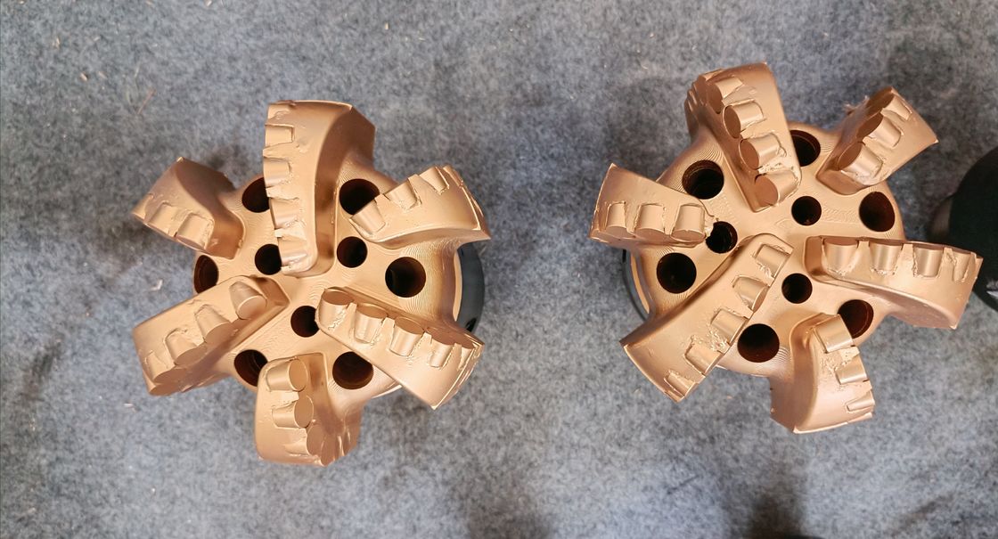 PDC Bits 5 lames Dent en acier Tricone Bits Outils de forage pétrolier PDC Bit Pour le forage pétrolier