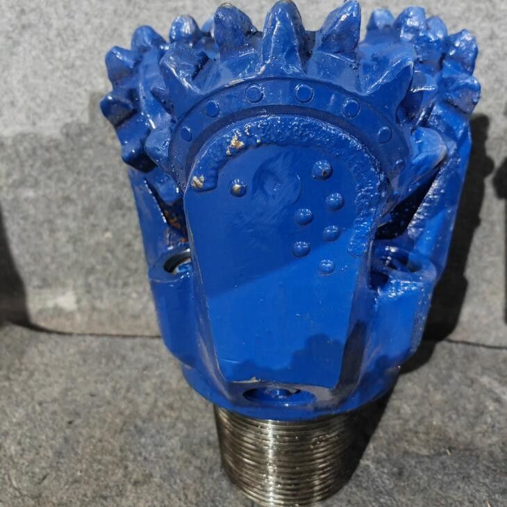 Acier au carbone Tricone Rock Bit Trois cônes Roller Bits Rock Forage de puits d'eau Industries de la construction