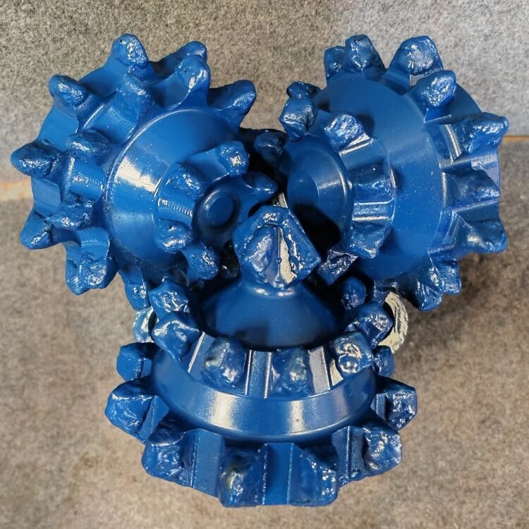 Acier au carbone Tricone Rock Bit Trois cônes Roller Bits Rock Forage de puits d'eau Industries de la construction